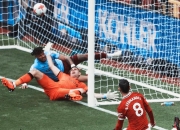 米兰体育-足球场上的惊险瞬间，每一个技战术都关系到赛局的胜负