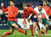 ac米兰体育官网-英格兰足球队队长攻破球门