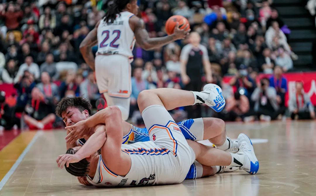 暴力事件发生!球场上出现冲突,严肃处理令人震惊的简单介绍 暴力事件发生!球场上出现冲突,严肃处理令人震惊的简单介绍