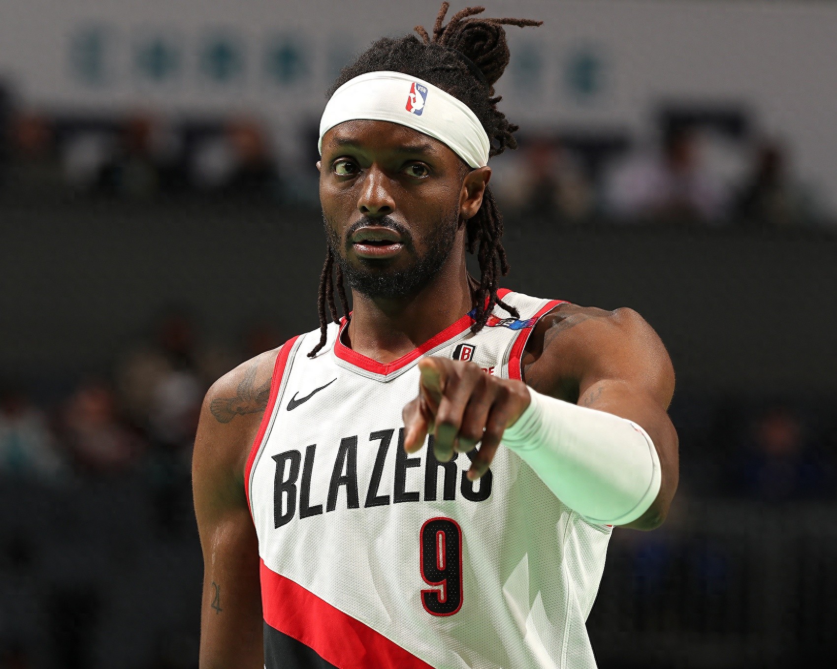 黄蜂队后卫在比赛中表现超常,协助球队夺下胜利 黄蜂队后卫在比赛中表现超常,协助球队夺下胜利