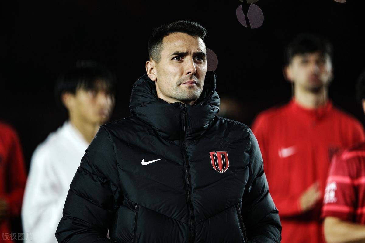 大连阿尔滨主场失利，球队面临困境