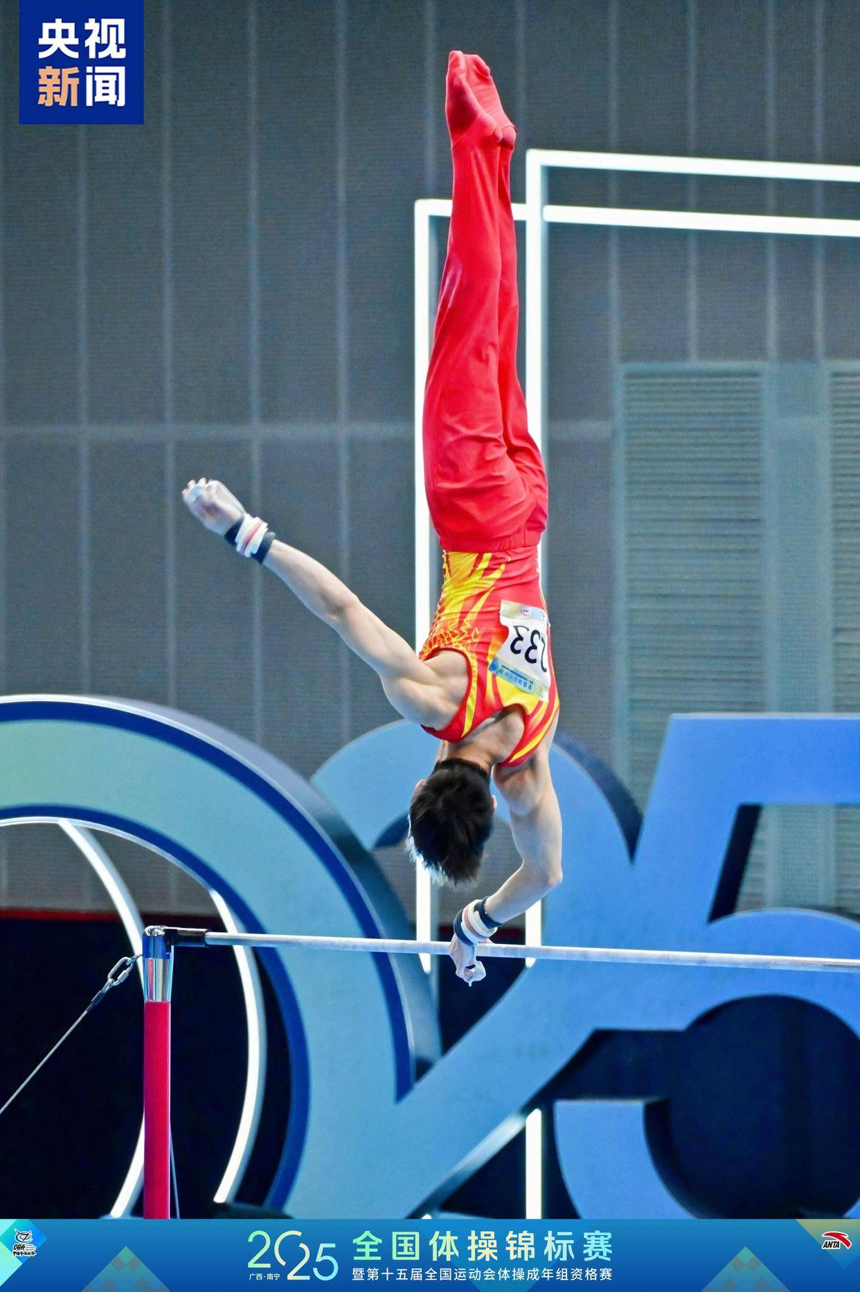 体操选手坚持练习,精益求精向金牌发起冲刺 体操选手坚持练习,精益求精向金牌发起冲刺