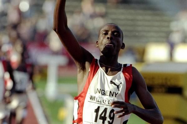 肯尼亚长跑运动员勇夺金牌，展现耀眼风采