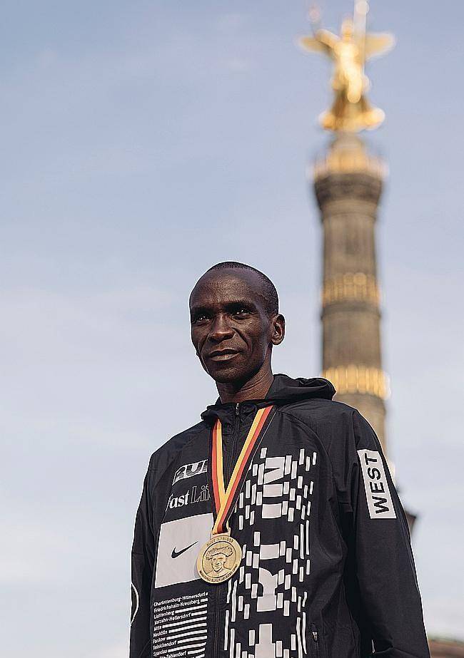 肯尼亚长跑运动员勇夺金牌，展现耀眼风采