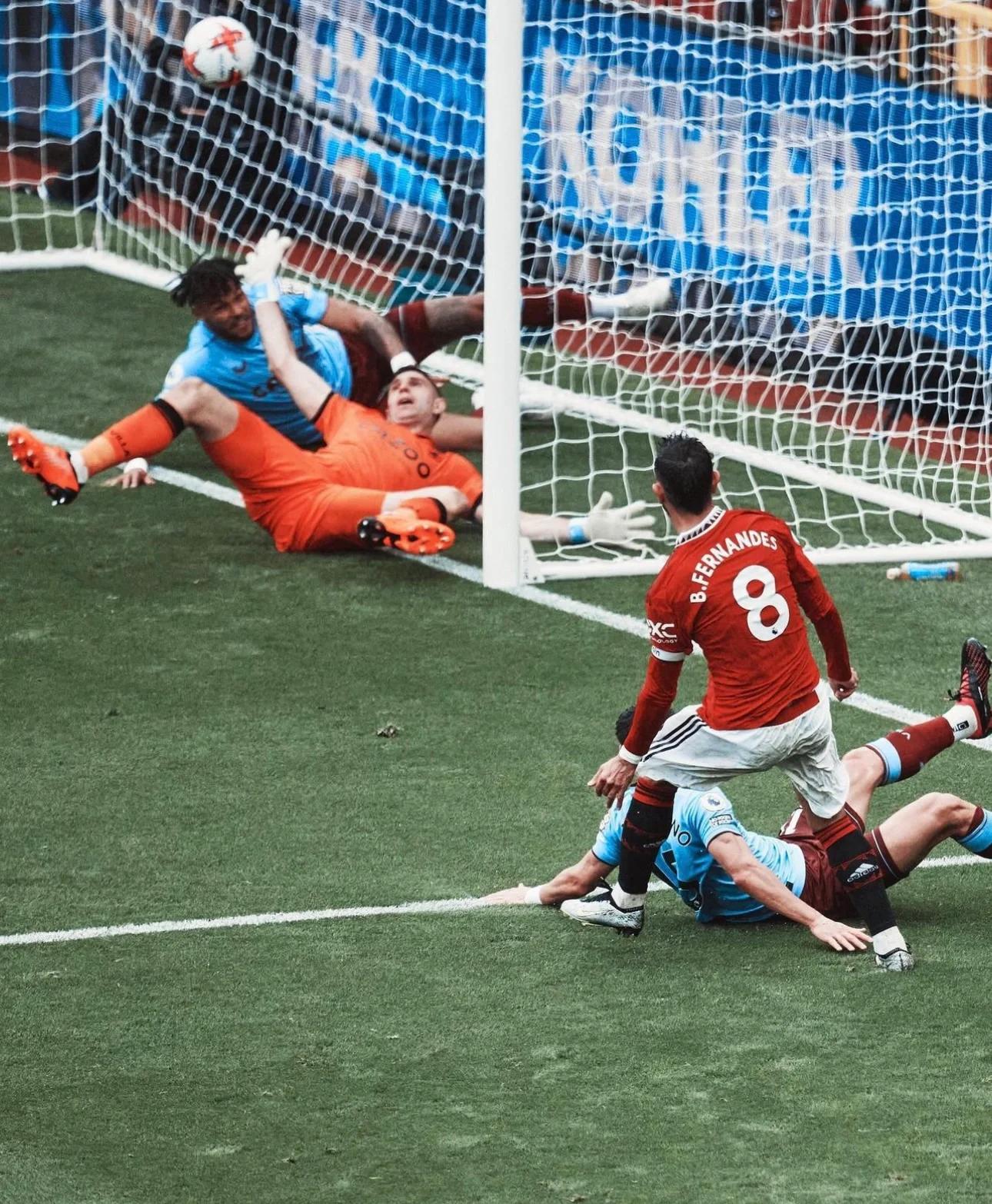 足球场上的惊险瞬间,每一个技战术都关系到赛局的胜负 足球场上的惊险瞬间,每一个技战术都关系到赛局的胜负