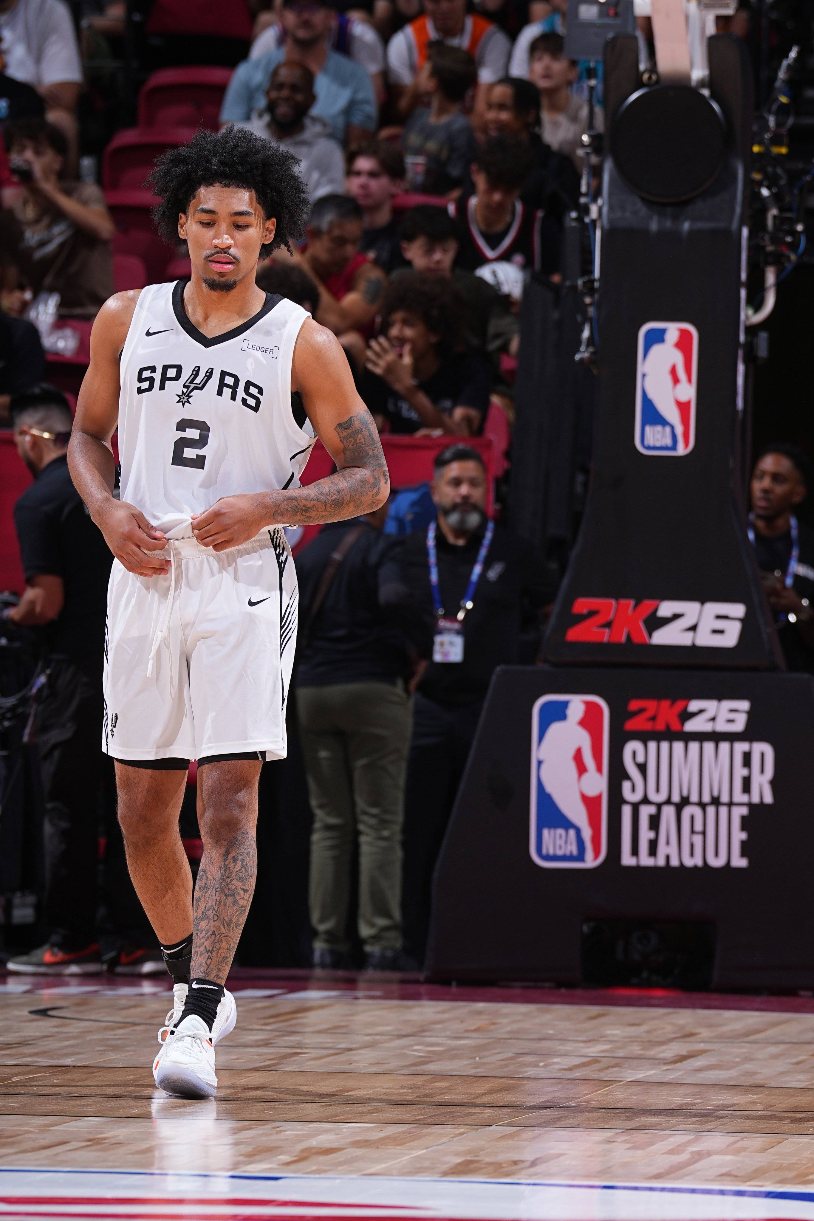 包含独行侠客场不敌马刺，唐西奇全面表现遗憾失败的词条