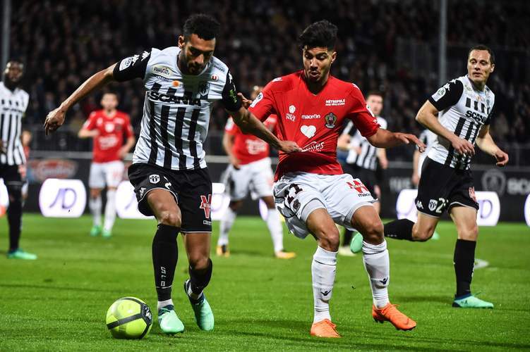 瓦朗谢纳主场获胜，走出颓势