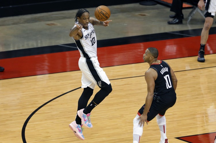 活塞险胜马刺：德罗赞29分全场最佳