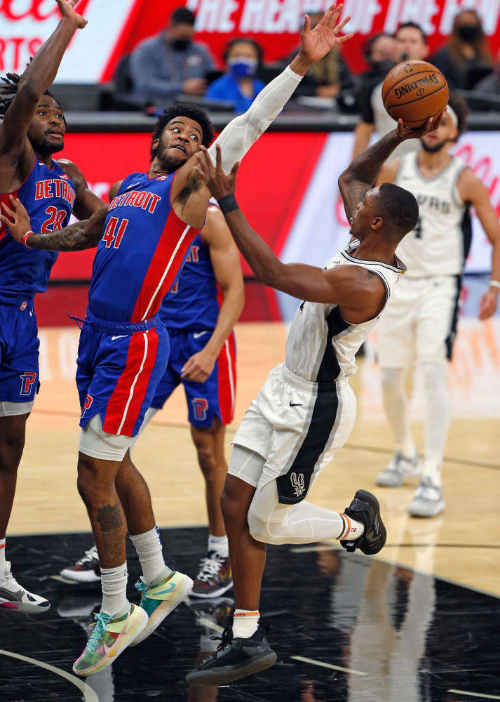 活塞险胜马刺：德罗赞29分全场最佳