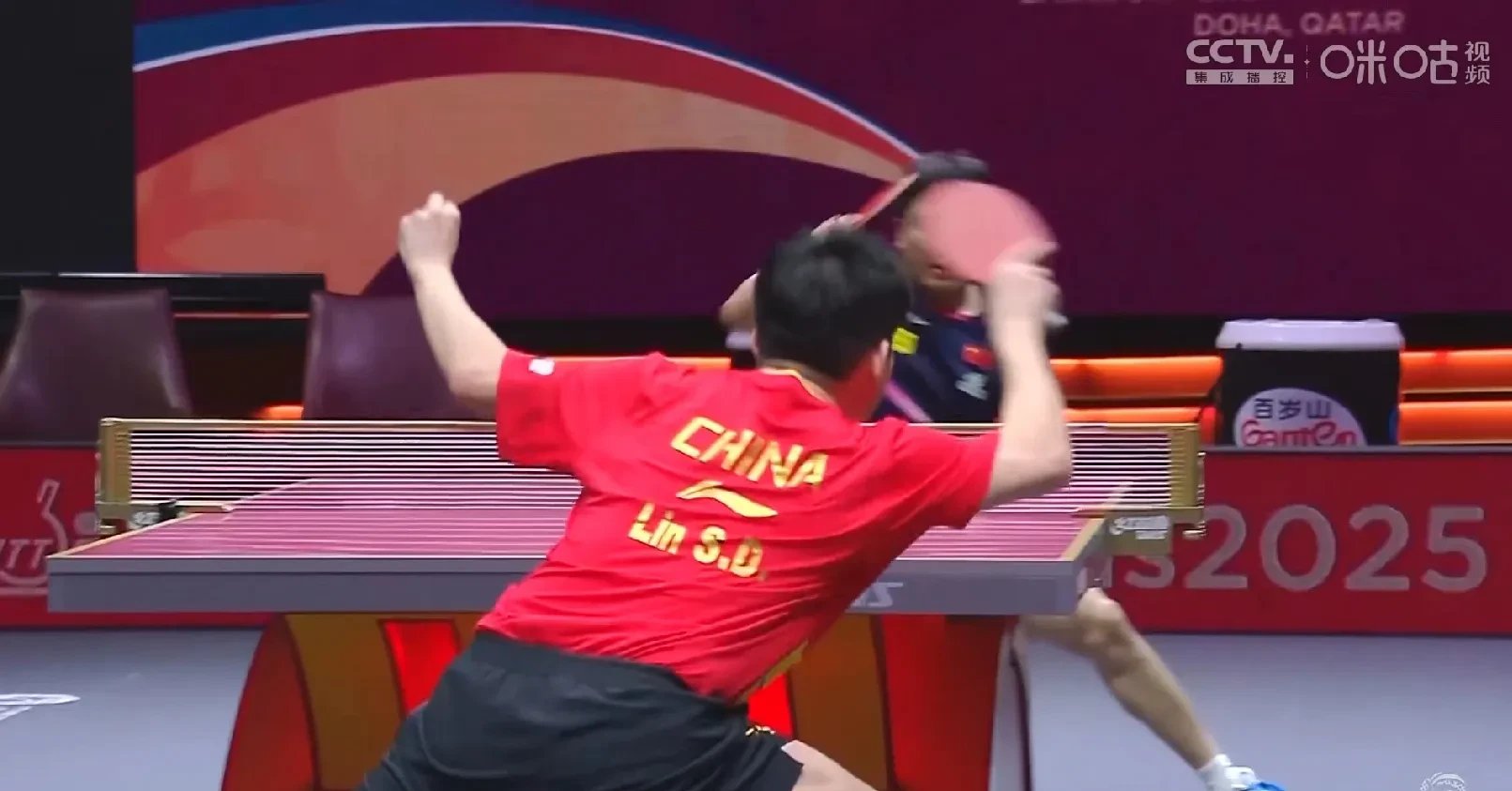 铅球比赛力量博弈,选手势均力敌 铅球比赛力量博弈,选手势均力敌